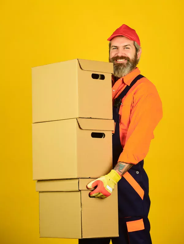 מוביל נושא שלושה ארגזים בחיוך