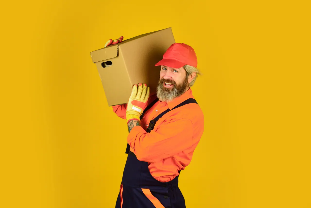 מוביל במדים נושא ארגז מעבר על הכתף