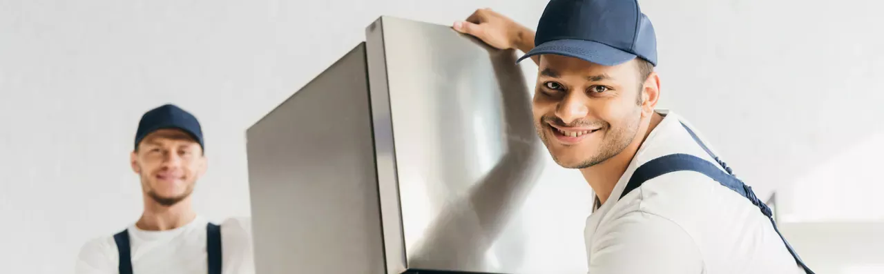 שני מובילים נושאים מקרר נירוסטה בדירה